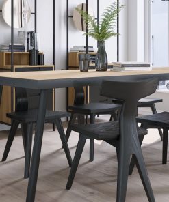 Tisch mit Metallband und robusten runden Beinen für industriellen Charme