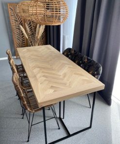 Industrial-Chic-Tisch mit schwarzen Beinen und recyceltem Holz im Loft-Stil